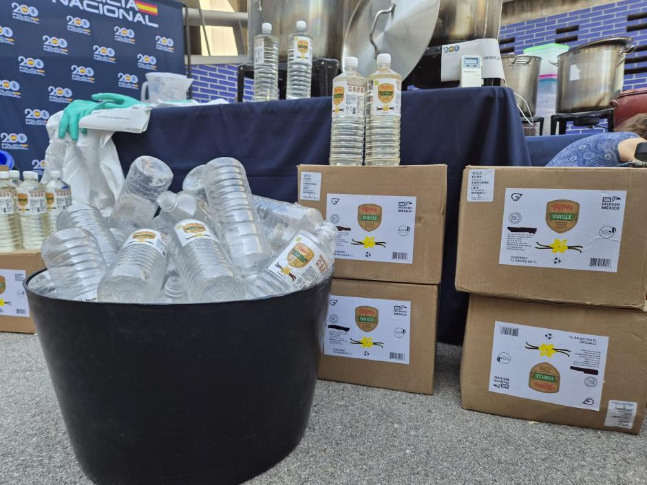 Botellas de líquido de vainilla en las que se ocultaba, disuelta, la metanfetamina