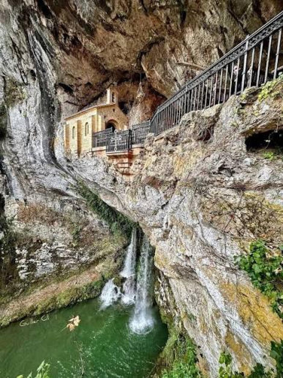 La gruta de "La Santina" junto a una gran cascada
