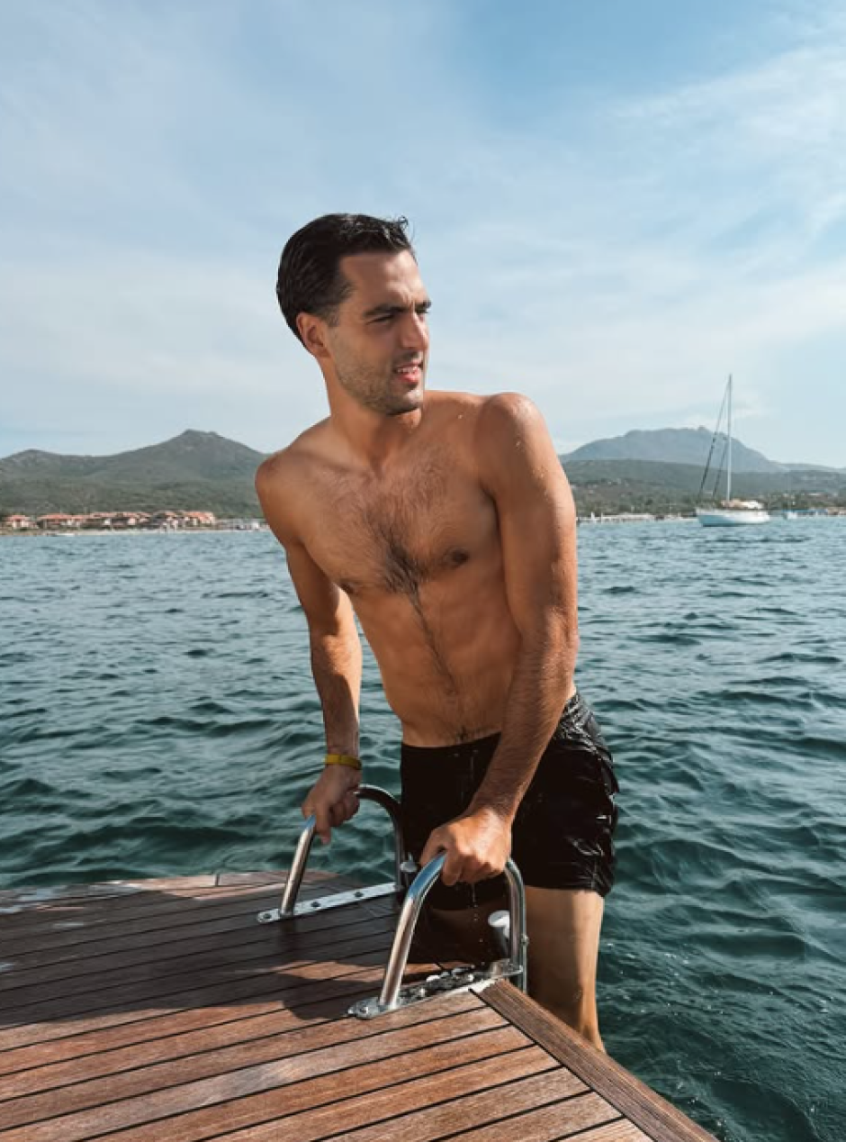 Mikel Merino disfruta del mar en Italia