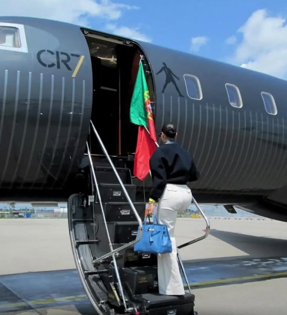 Georgina subiendo a bordo del jet privado