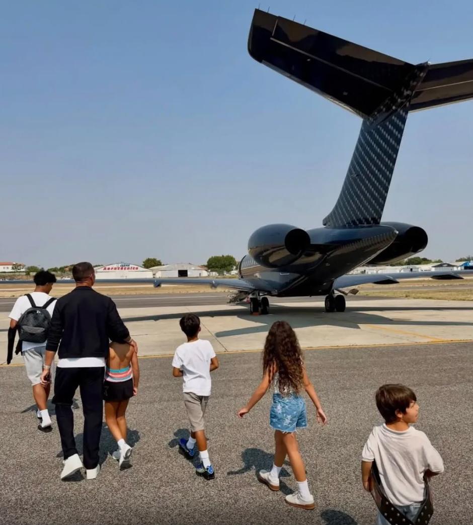 Cristiano Ronaldo y su familia a punto de embarcar en el jet privado