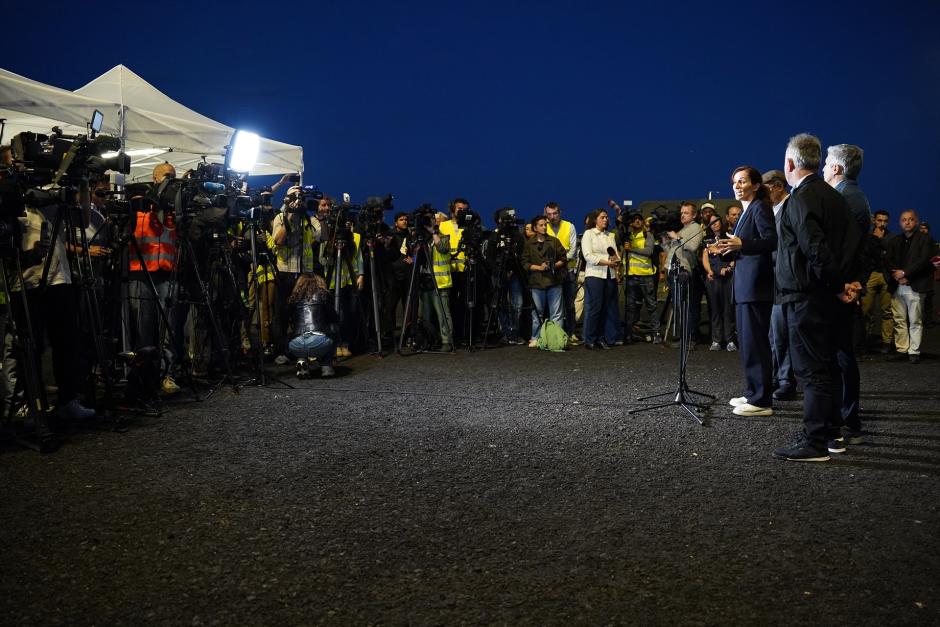 (Los medios acreditados para el dispositivo que se desplegó para recibir al MV Hondius