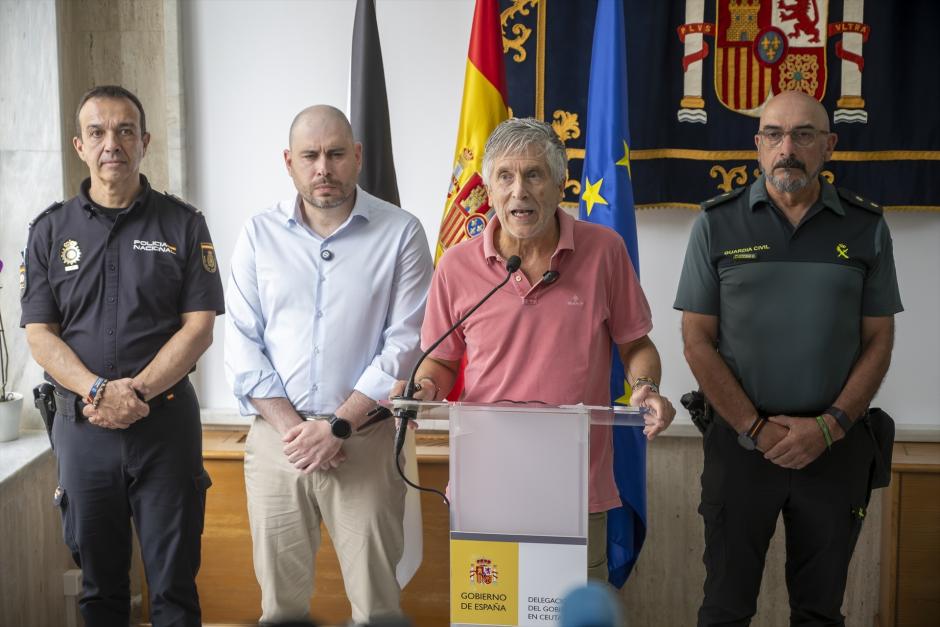 Fernando Grande-Marlaska compareciendo ante los medios en la sede de la Delegación del Gobierno