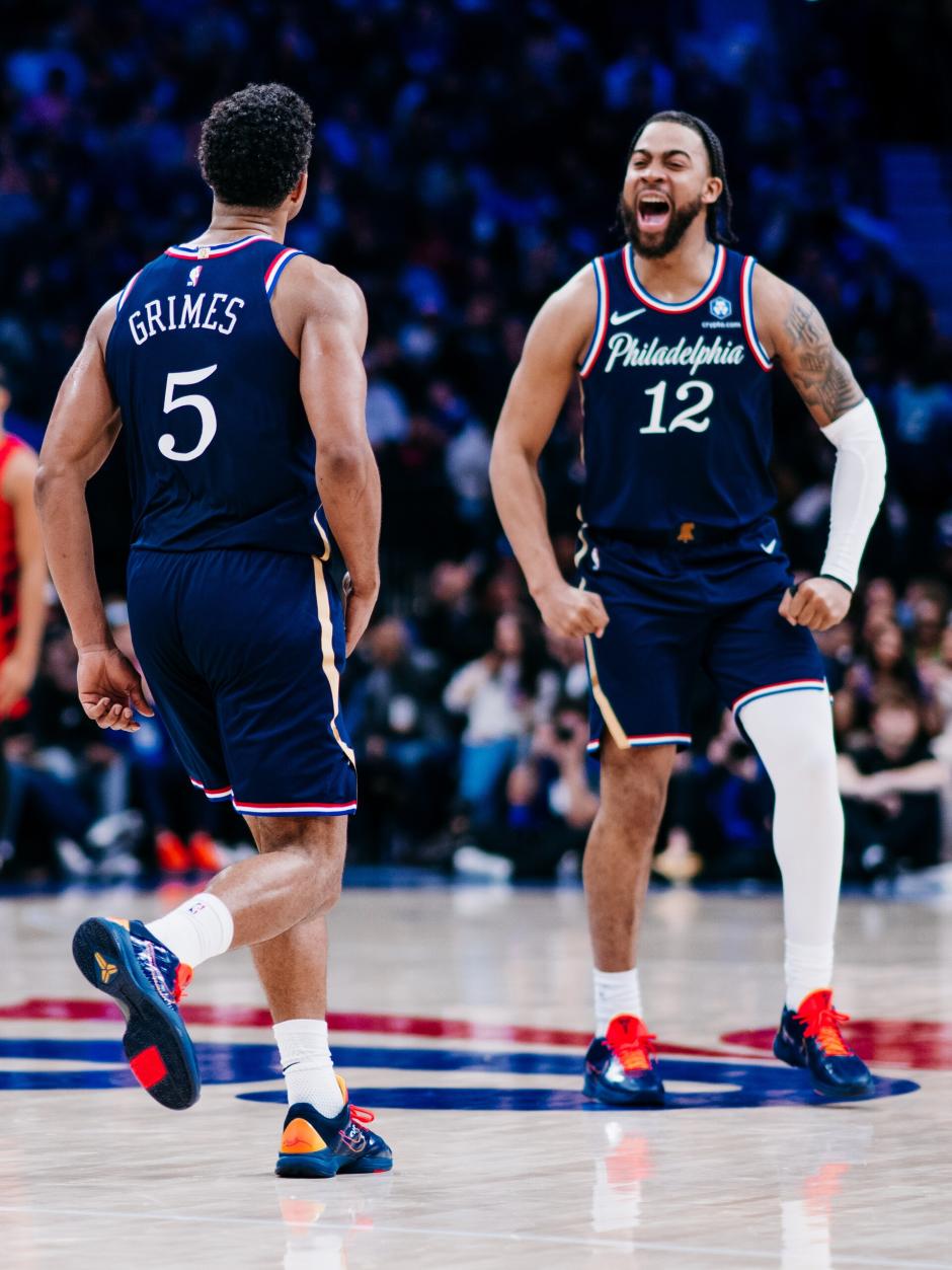 Imagen de Trendon Watford (12) celebrando con la camiseta de 76ers.
