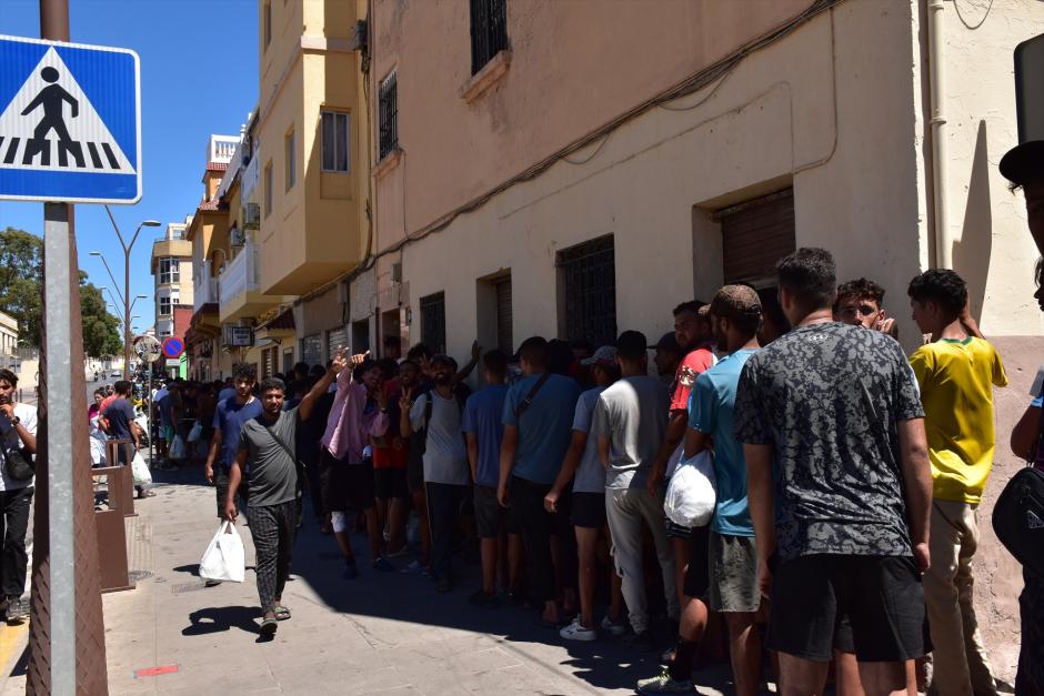 Colas de gente para recibir atención en la casa de Sabah Hamed en Ceuta