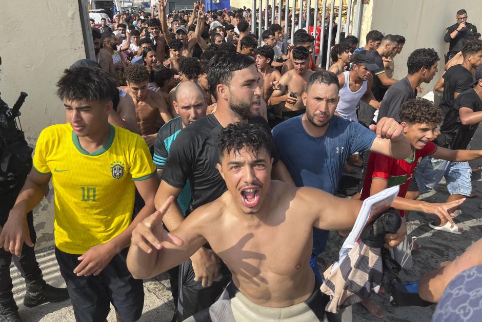 Miles de jóvenes han colapsado los centros de acogida de adultos y menores de Ceuta tras la avalancha de personas que cruzaron el estrecho del Tarajal