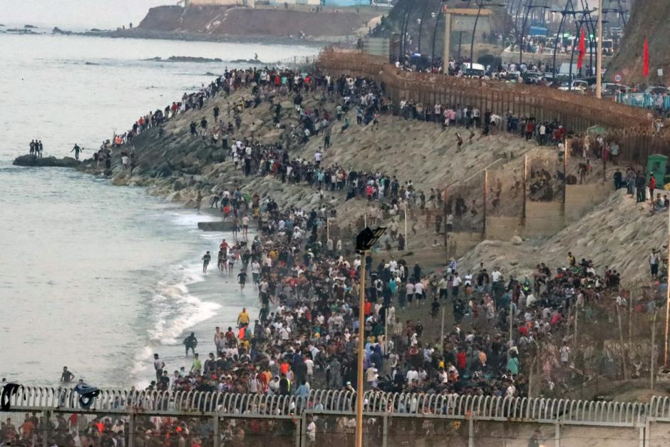 Colas de decenas de miles de personas para entrar en Ceuta a través del espigón del Tarajal