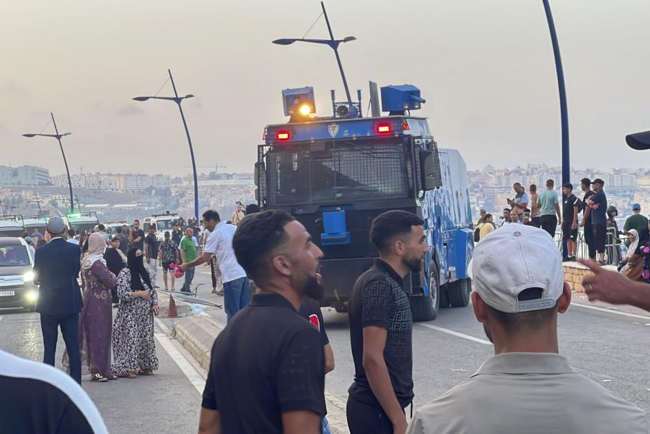 Marruecos empleó material antidisturbios para tratar de dispersar a la multitud en la frontera con Ceuta