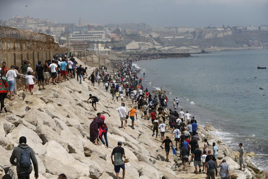 El flujo de personas que entró en Ceuta no cesó, sino que continuó al día siguiente