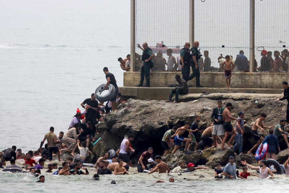 Miles de jóvenes marroquíes se echaron al mar o bordearon las rocas del espigón del Tarajal