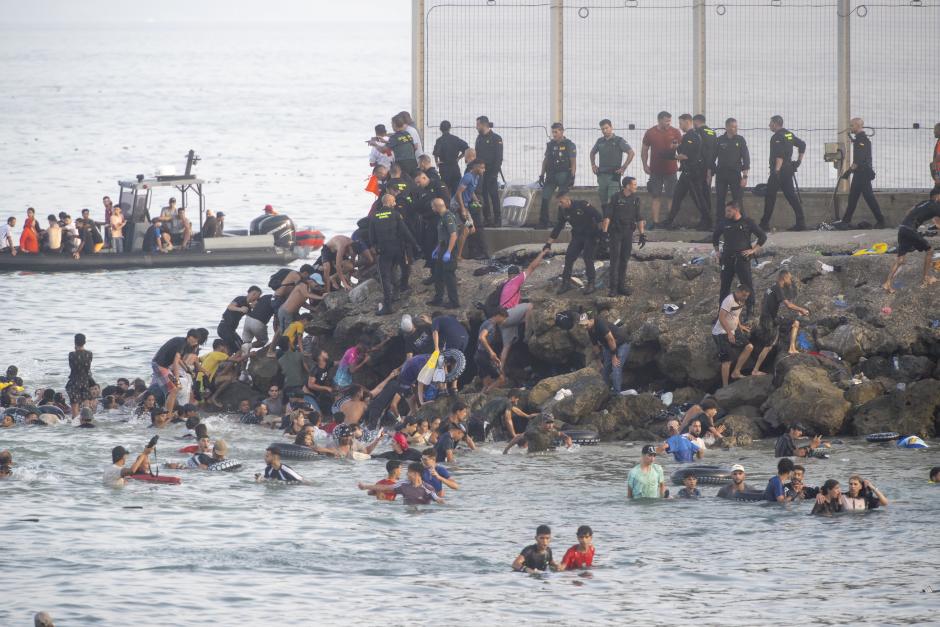 Las Fuerzas y Cuerpos de Seguridad del Estado, desbordados por la cantidad de personas que cruzaron el pasado jueves a Ceuta