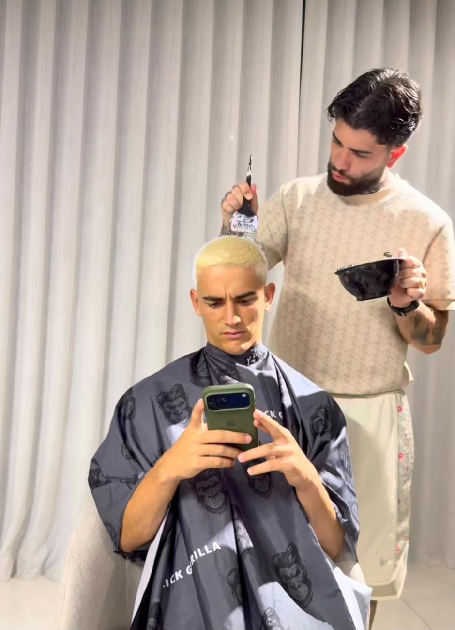 Raúl Sanroma le decolora el pelo a Gavi