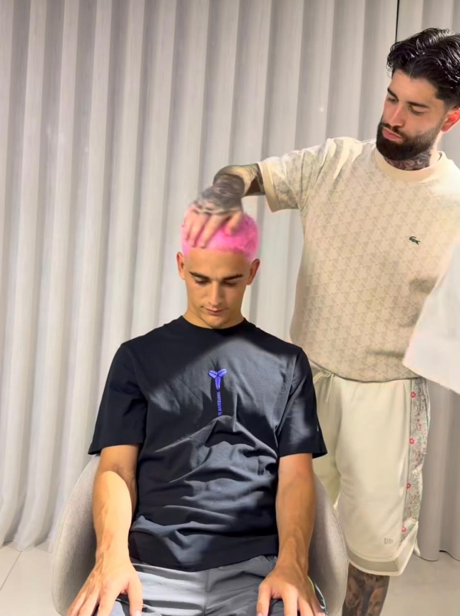 Raúl Sanroma le tiñe el pelo a Gavi de color rosa