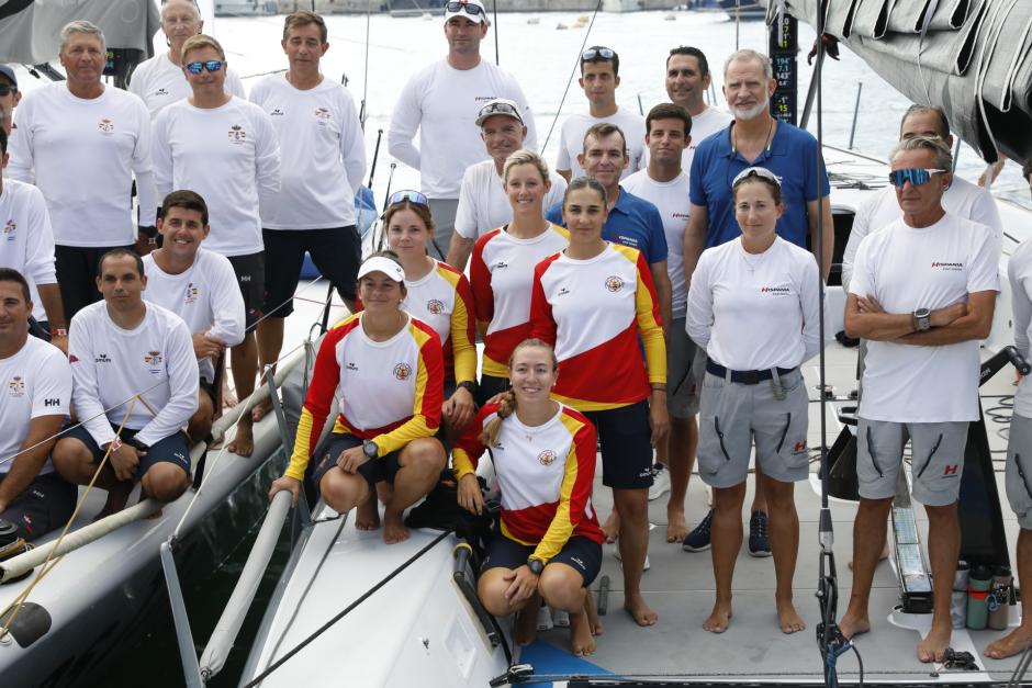 Don Felipe posa junto a las tripulaciones de los dos barcos de la Armada, el 'Hispania' y el 'Aifos'