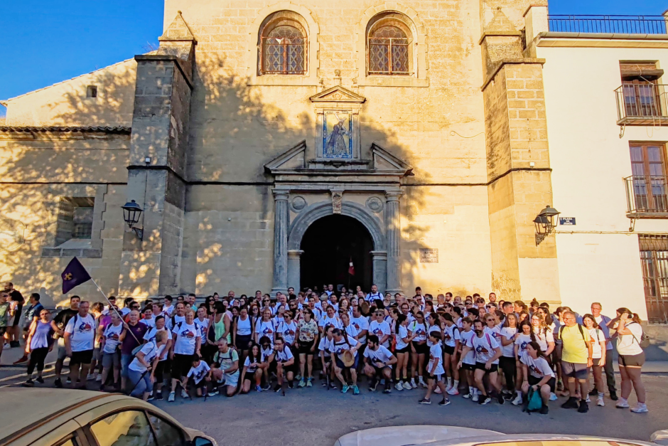 Los peregrinos ante la puerta de la iglesia de San Agustín en Montilla