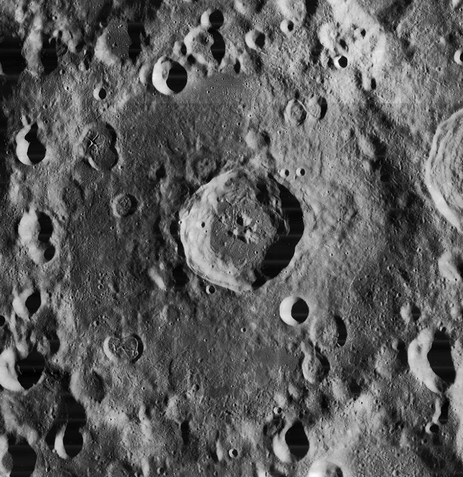 El cráter Einstein, situado en la Luna