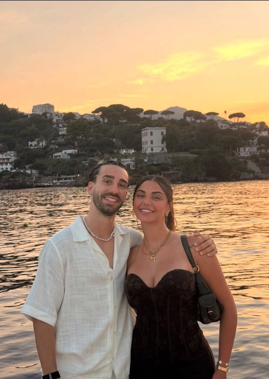 Marc Cucurella y Claudia Rodríguez disfrutan del atardecer