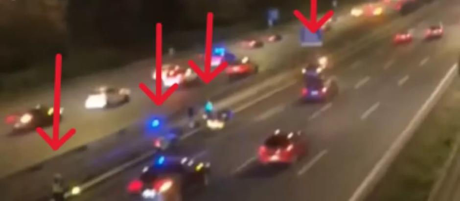 En la imagen varios agentes ayudan a señalizas una emergencia, pues la V16  no se ve nada