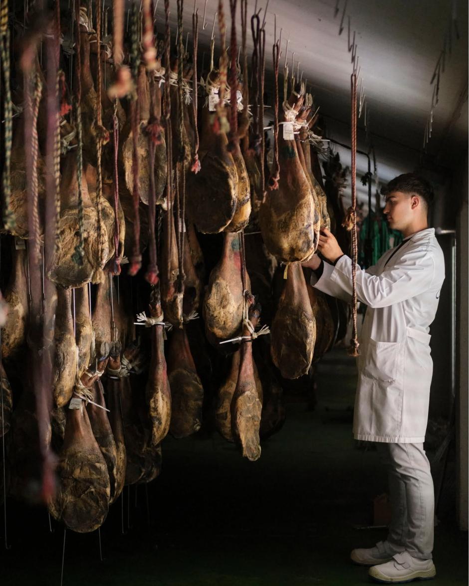 Imagen de la curación de los jamones de Ibéricos Guillén