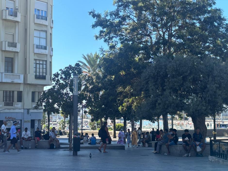 Imagen tomada este jueves en el centro de Ceuta de varios grupos de inmigrantes llegadoa tras la invasión del pasado 30 de julio