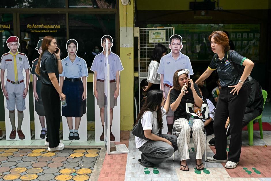 Estudiantes siendo atendidos tras el tiroteo en un colegio de Tailandia en el que han muerto siete personas