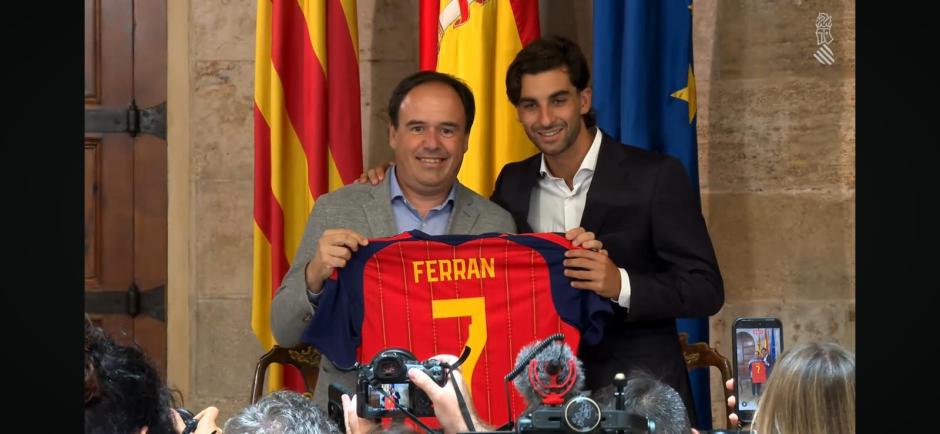 Imagen de Ferran Torres junto al presidente de la Generalitat Valenciana, Juanfran Pérez Llorca