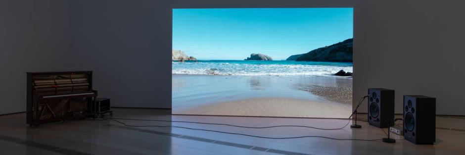 El Centro Botín de Santander trae la obra de la artista japonesa Yuko Mohri, en cuya proyección aúna artes visuales y música experimental. En la exposición del Centro Botín, titulada Entrelazamientos, se pueden ver algunas de las instalaciones cinéticas ideadas por Yuko Mohri, caracterizadas por su complejidad y por la plasmación de fenómenos naturales que pasan desapercibidos, como la humedad, la gravedad, el magnetismo o el calor.