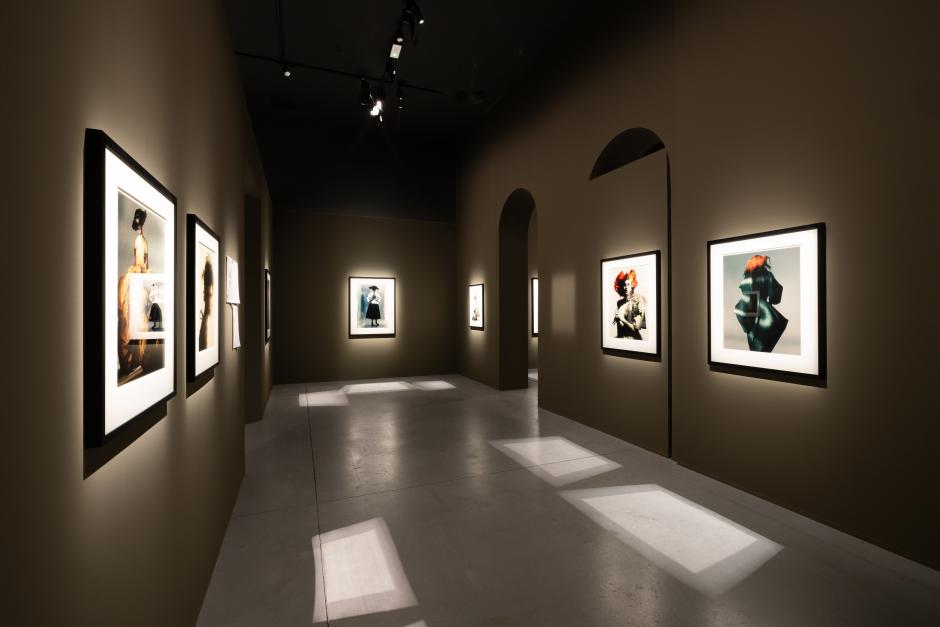 La Fundación MOP de La Coruña continúa su trayectoria de excelencia expositiva, centrada en la fotografía y la moda, con una muestra dedicada al fotógrafo italiano Paolo Roversi. Referente de la fotografía de moda, Roversi ha desarrollado su carrera en publicaciones como Vogue, Vanity Fair o Marie Claire. La exposición Doubts de la Fundación MOP reúne algunas de sus fotografías más icónicas y hasta trabajos inéditos con las que trata de mostrar la influencia central que Paolo Roversi ha ejercido en la fotografía de moda actual.