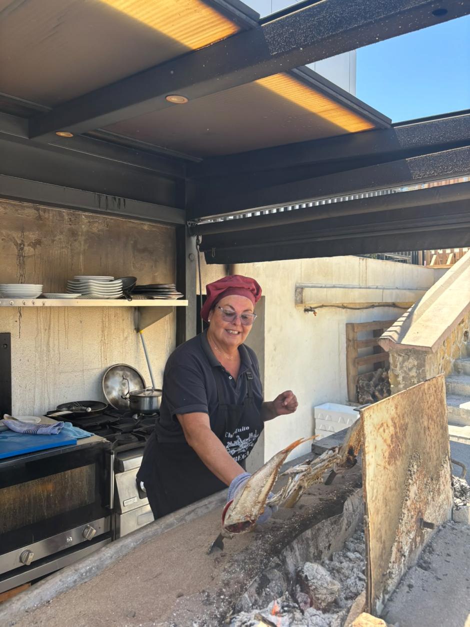 No solo sardinas, por las manos de Araceli pasan doradas y calamares para espetar