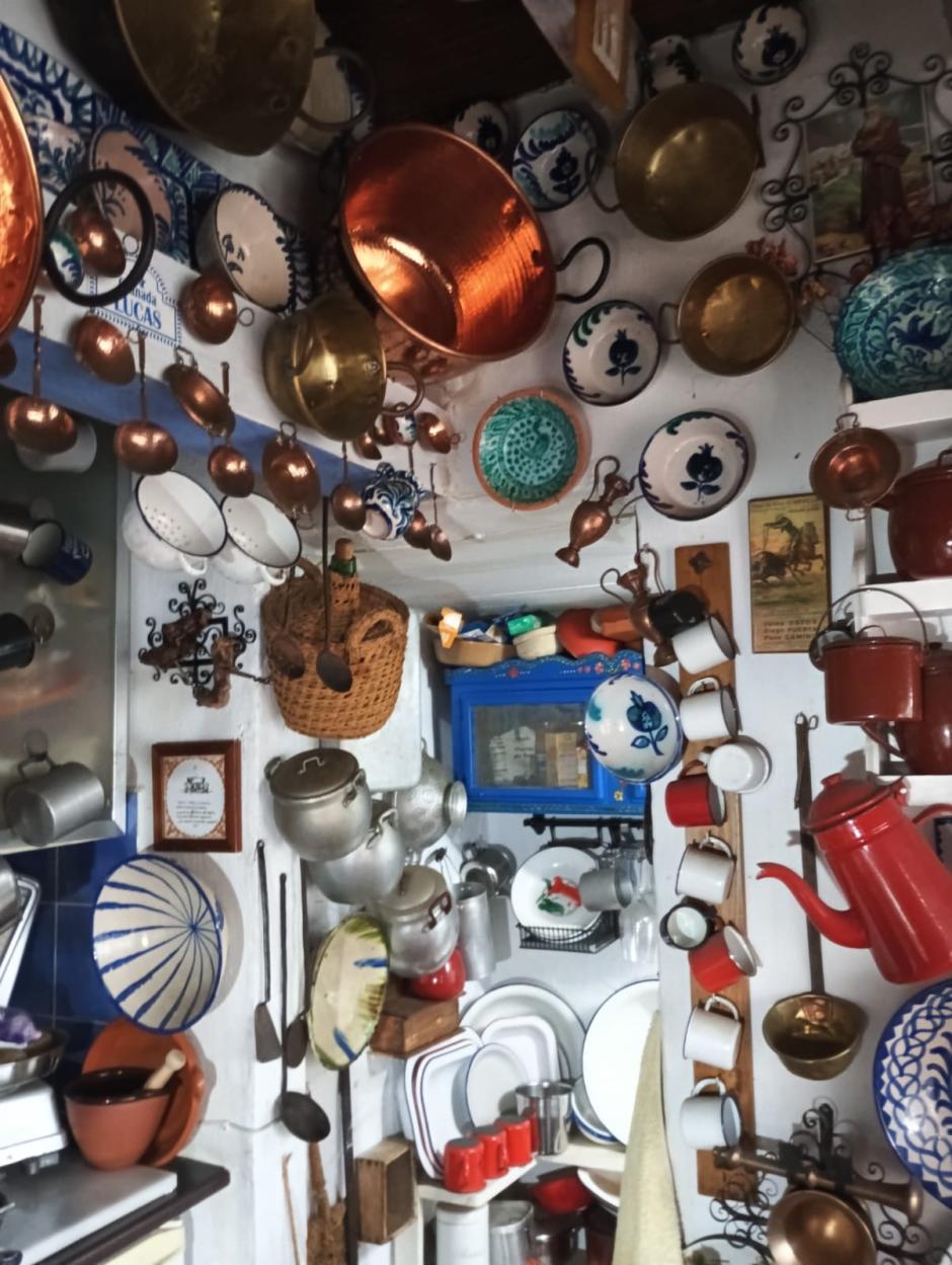 Los objetos de colección cuelgan de las peredes y del techo