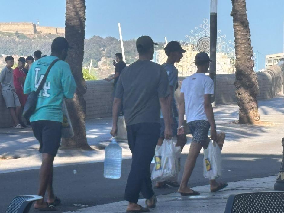Imagen tomada este viernes en el centro de Ceuta de varios inmigrantes llegados tras la invasión