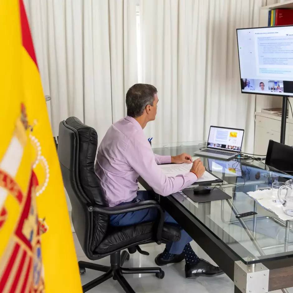 Imagen de 2025 de Sánchez con la misma camisa y zapatos