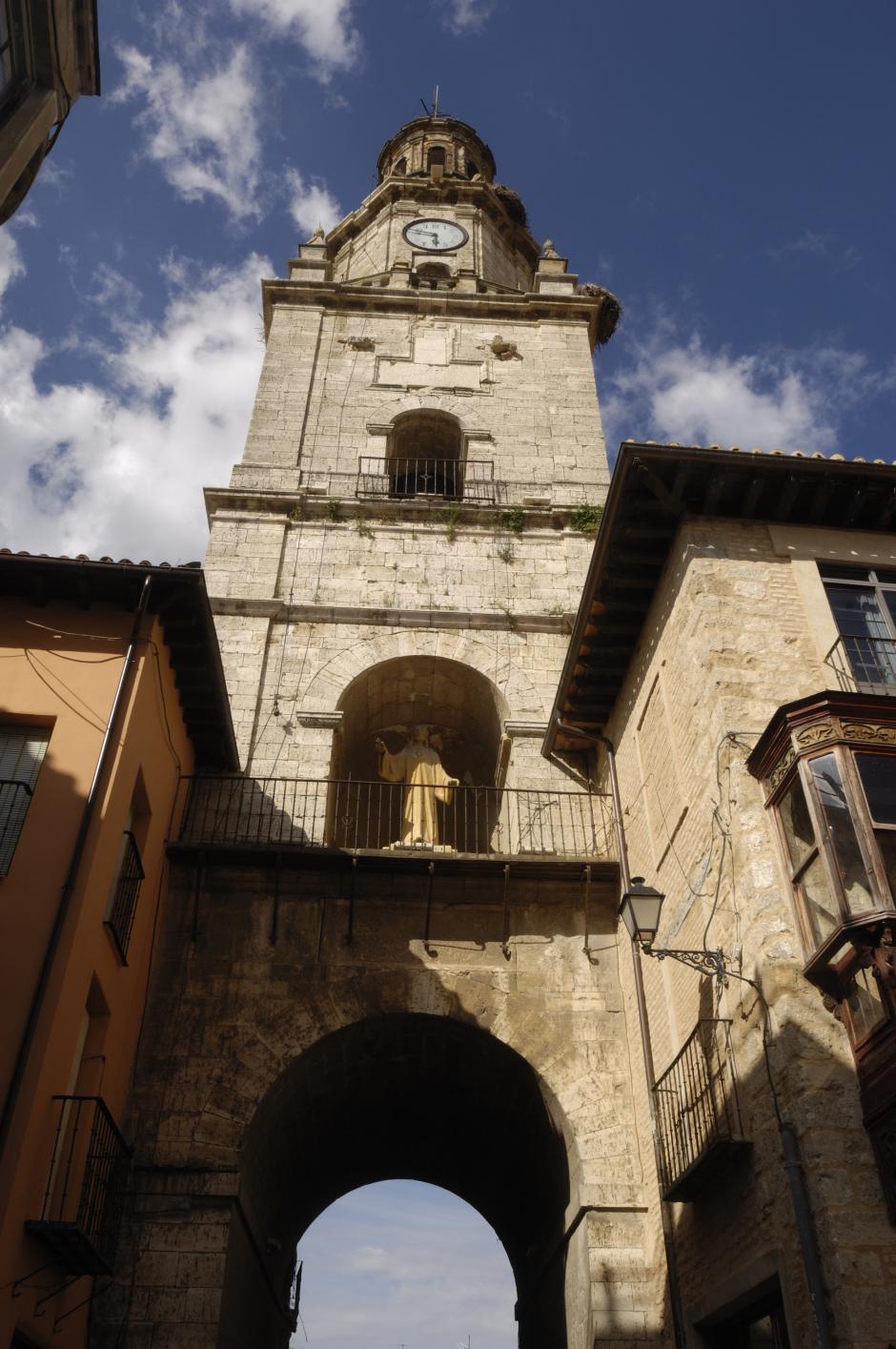 Imagen tomada desde el suelo de la esbelta Torre del Reloj de Toro