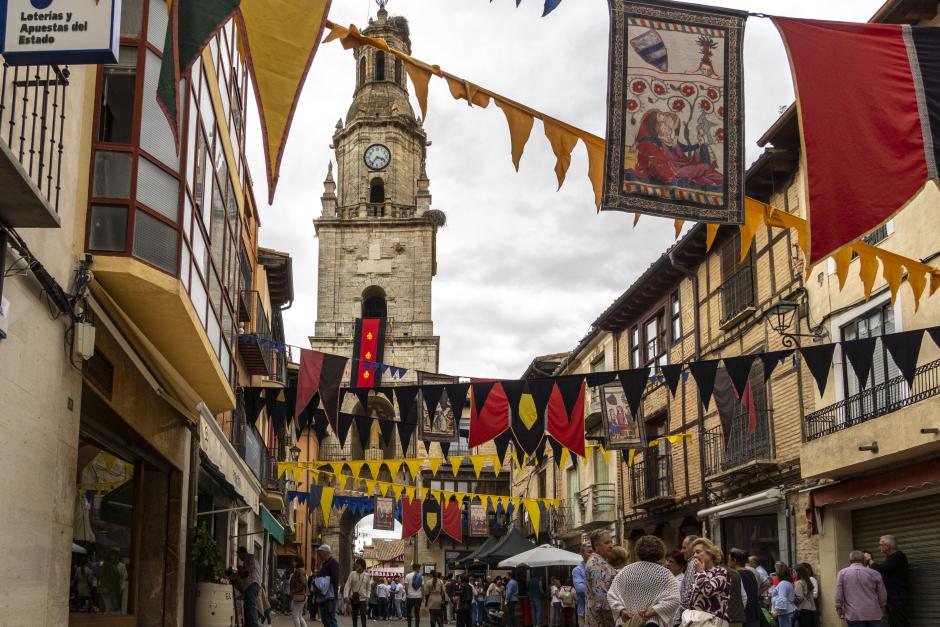 La Torre del Reloj en el tradicional mercado medieval de Toro
