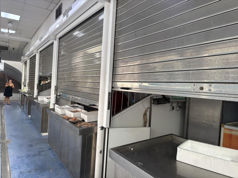 Imagen tomada este sábado de varias pescaderías cerradas en el Mercado Central de Abastos de Ceuta
