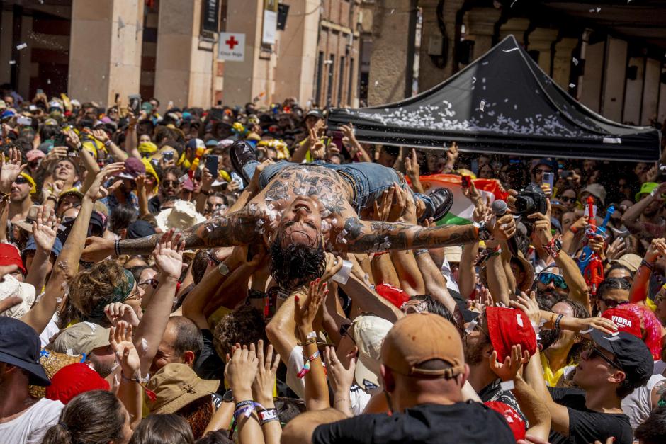 Vista de la actuación del grupo Oslo Ownies, este sábado en el festival Sonorama Ribera de Aranda de Duero (Burgos), que durante el día presta especial atención a bandas emergentes en su plaza del Trigo