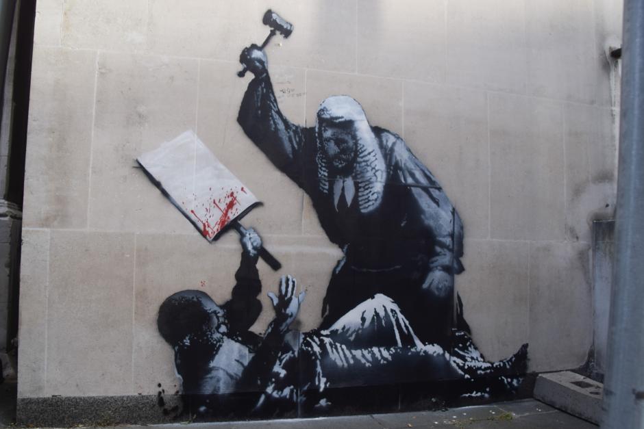 Obra de Banksy en los Reales Tribunales de Justicia de Londres