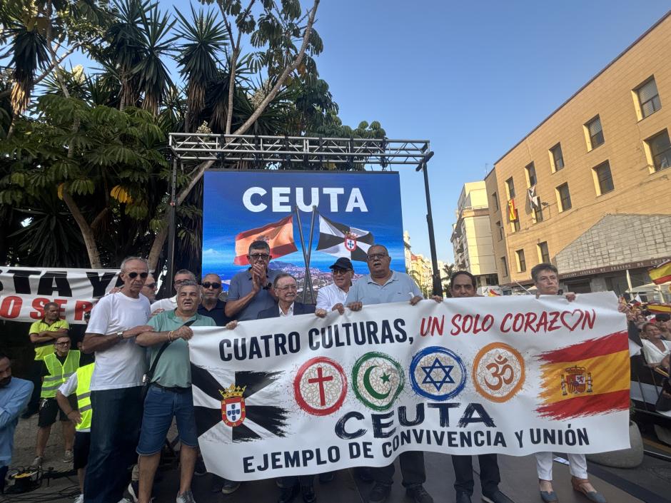 Imagen tomada este domingo de los organizadores de la protesta en Ceuta con Juan Jesús Vivas en el escenario