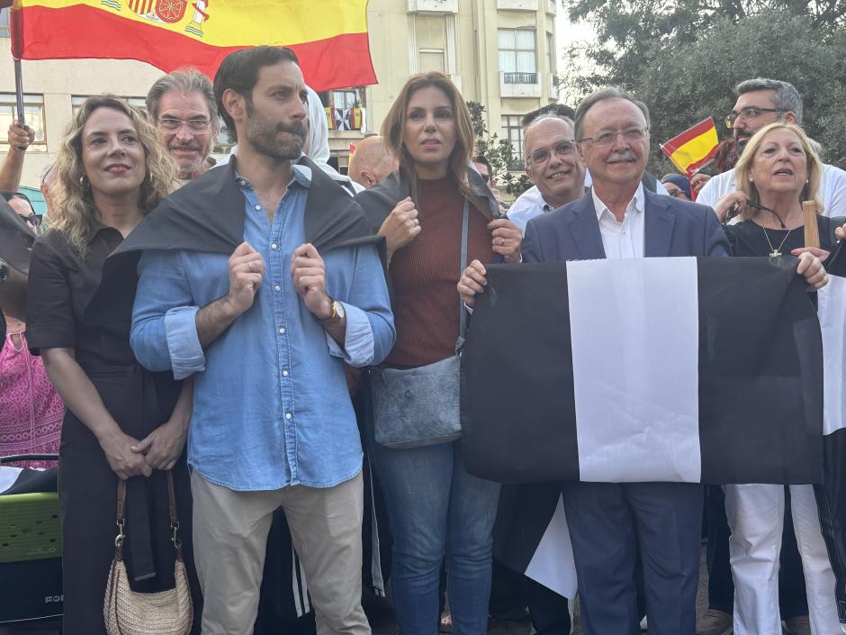 Imagen tomada este domingo de Juan Jesús Vivas con una bandera de Ceuta durante la protesta en la ciudad autónoma