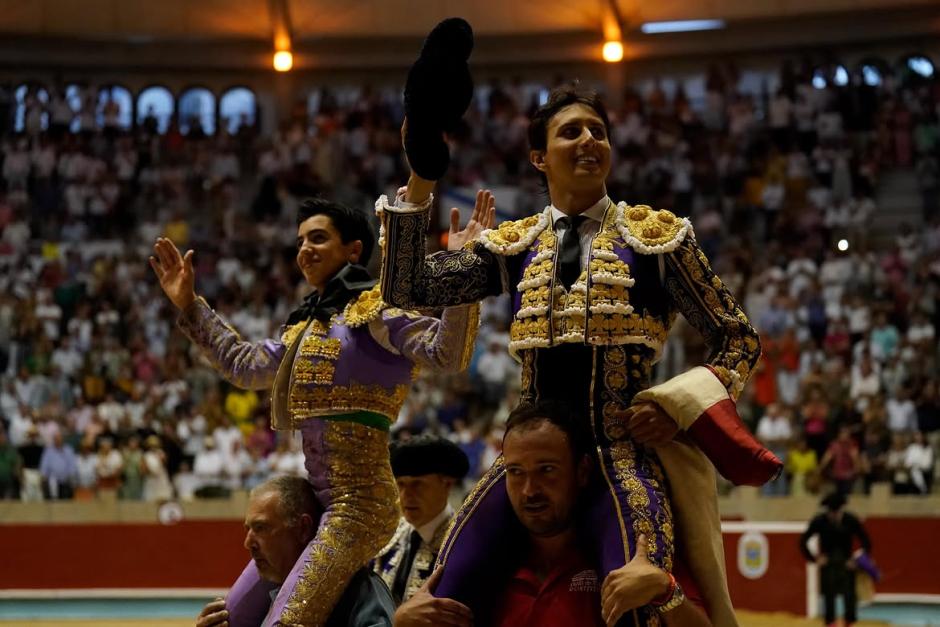 Marco Pérez y Roca Rey saliendo a hombros de la plaza