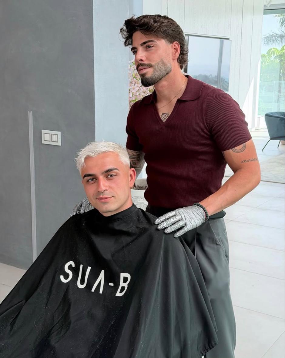 Pedri con su peluquero habitual, Saúl Peregrini