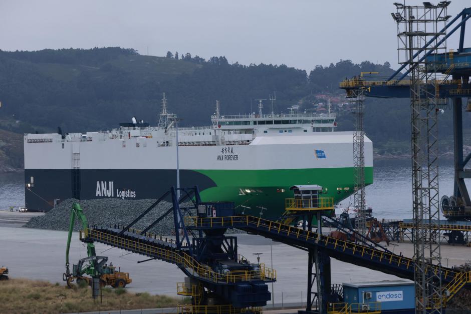 El buque Anji Forever, enviado por el grupo automovilístico SAIC para descargar unos 700 vehículos, en el puerto exterior de Ferrol el pasado mes de julio
