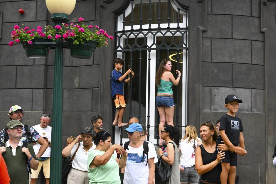 Crowds gather due to rumors of Cristiano Ronaldo's alleged wedding in Madeira on Saturday, 08 August 2026.