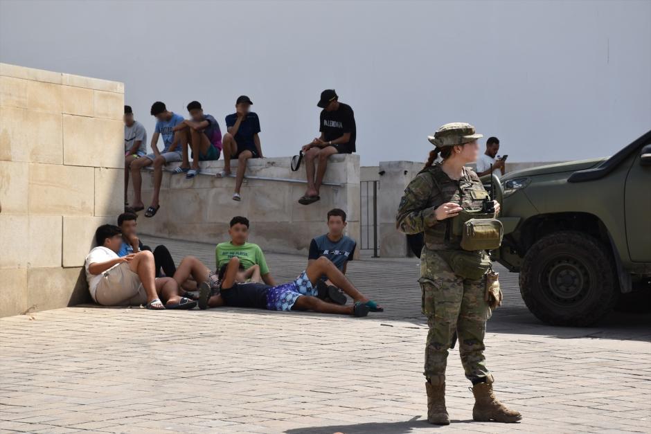 Imagen de archivo de militares junto a varios menores llegados a Ceuta el pasado 30 de julio
