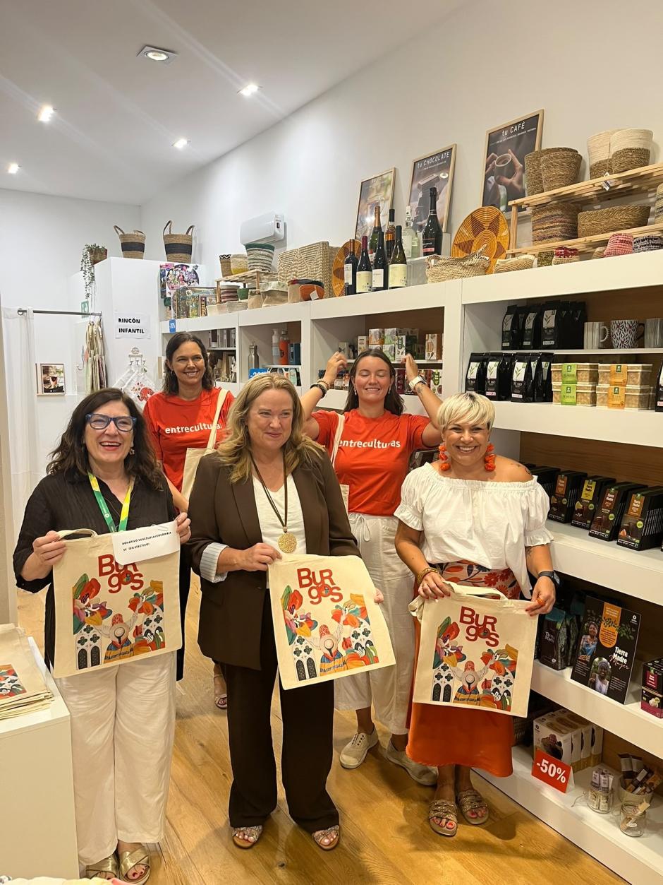 La alcaldesa de Burgos, Cristina Ayala, junto a representantes de las organizaciones