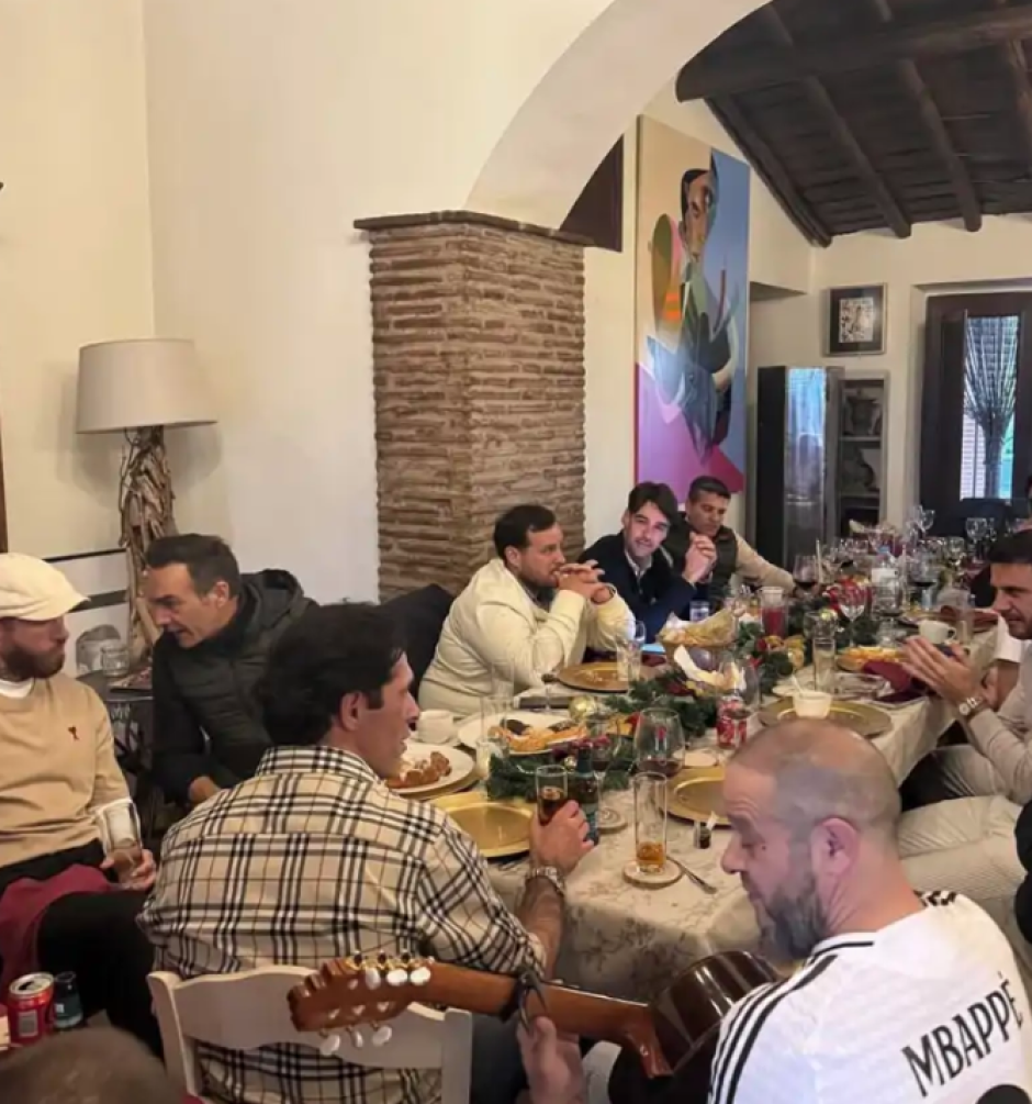 Una reunión de Talavante con sus amigos en uno de los salones de su finca