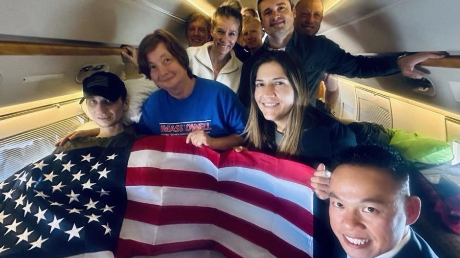 Robert Gilman, ex marine estadounidense, junto a su familia tras ser liberado por Rusia