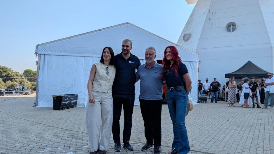 Los astronautas Pablo Álvares y Sara García con los ministros Diana Morant y Ángel Víctor Torres en el Observatorio de Yebes