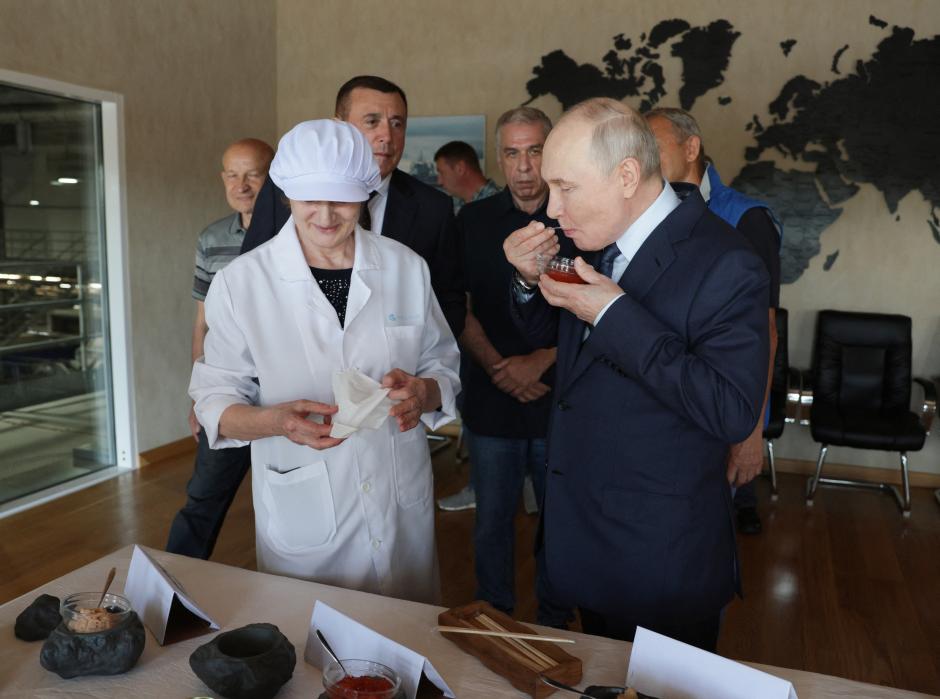 Vladimir Putin prueba caviar durante su visita a la planta procesadora Yasny en la isla Iturup