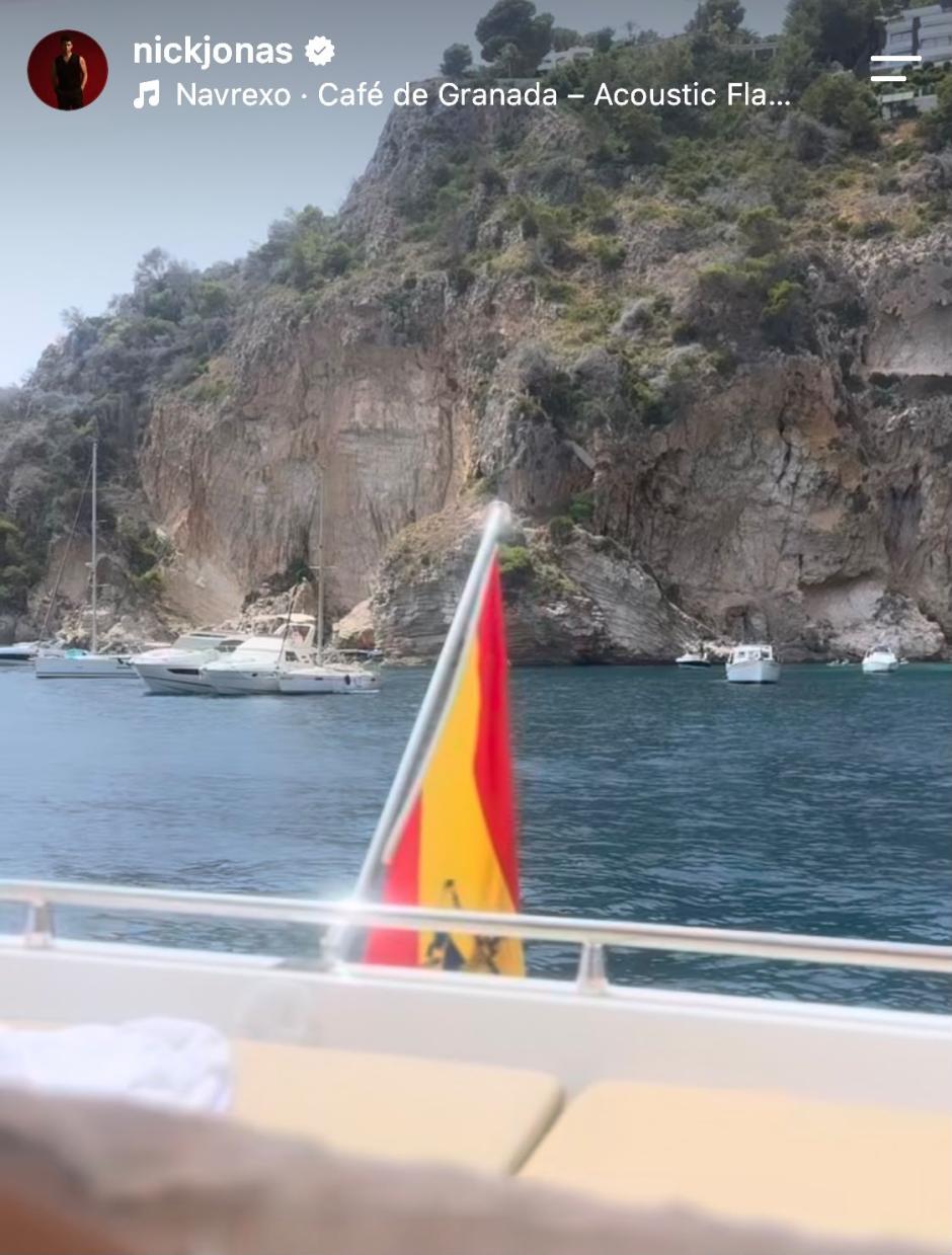 Uno de los barcos con la bandera de España que alquilaron los Jonas Brothers